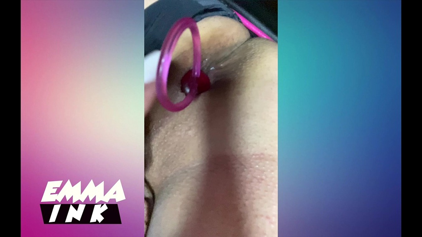 Meu namorado estava jogando FIFA e decidi enquanto isso brincar com o meu cu e essas bolinhas anais batendo uma punheta gostosa