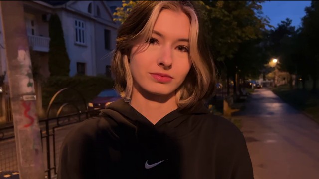 18 Girl let a Rich Guy Fuck her on a first Date.