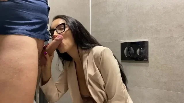 The Boss Fucked a Lustful Secretary in the Toilet