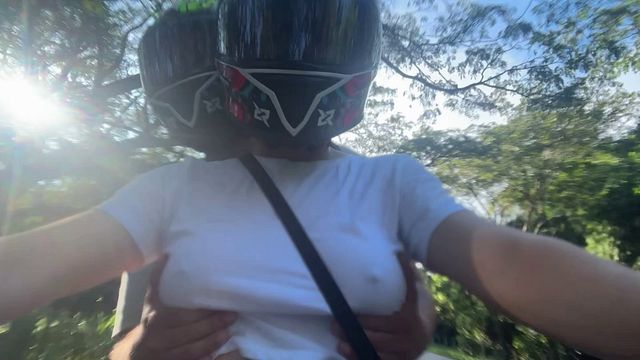 Recogí un Cliente De DIDI Sin Sosten y Se Dio Cuenta De Mis Grandes Tetas