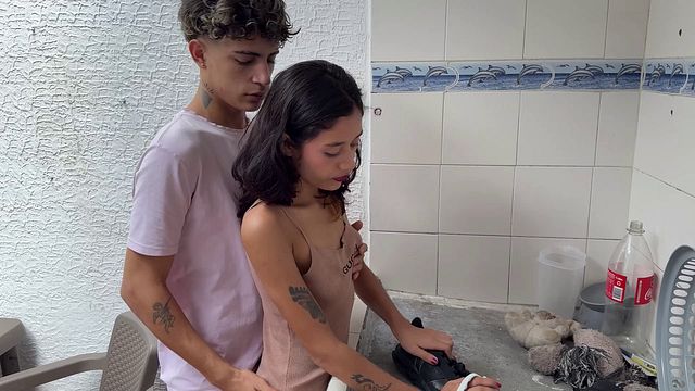 SEXO AL AIRE LIBRE. Mi Pequeñita Hermanastra Implora que me La Coja Mientras no Hay Nadie En Casa.