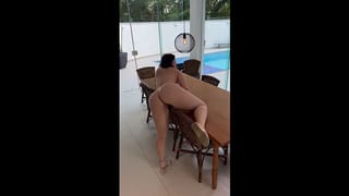 Gostosa Limpando a Mesa Pelada