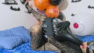 Catwoman Pops Balloons with her Claws on Halloween (Full Video on C4S/MV/OF/Membersite)