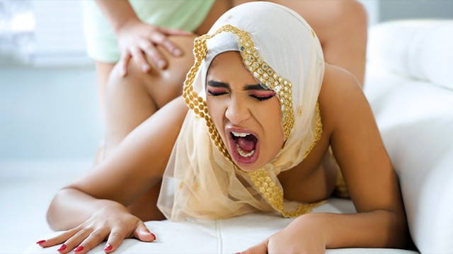 Hijabi Girl makes a Delicate Compromise: Anal Sex to Preserve the Hymen