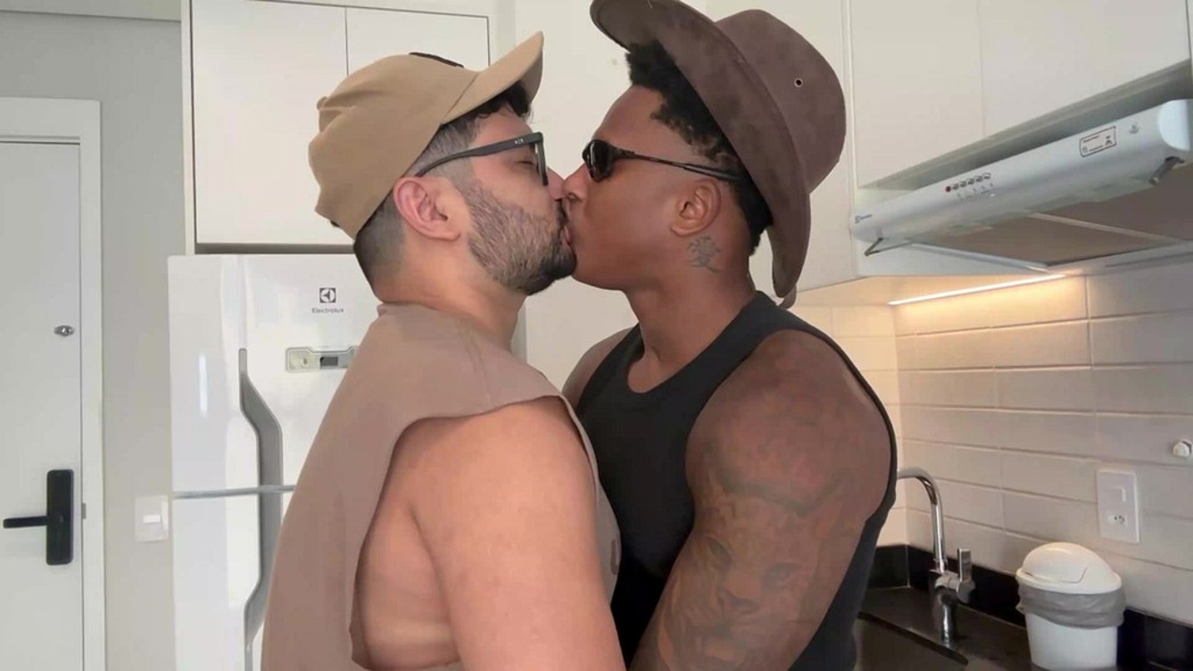 MACROS GOIANO LEVANDO PICA DO NEGAO DOTADO JONH RICK - SEXO GAY INTERRACIAL SEM CAMISINHA - GOIANO ENTRANDO NA PICA DO BAIANO PAUZUDO