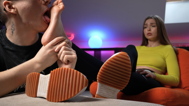 Sweaty Feet after Treadmill Run in Converse – Sole Licking