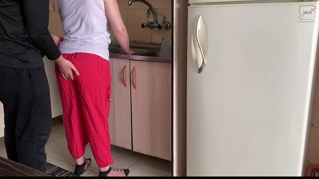 زندای آشپزخونه بود مالیدمش هورنی شدیم سرپایی سکس کردیم