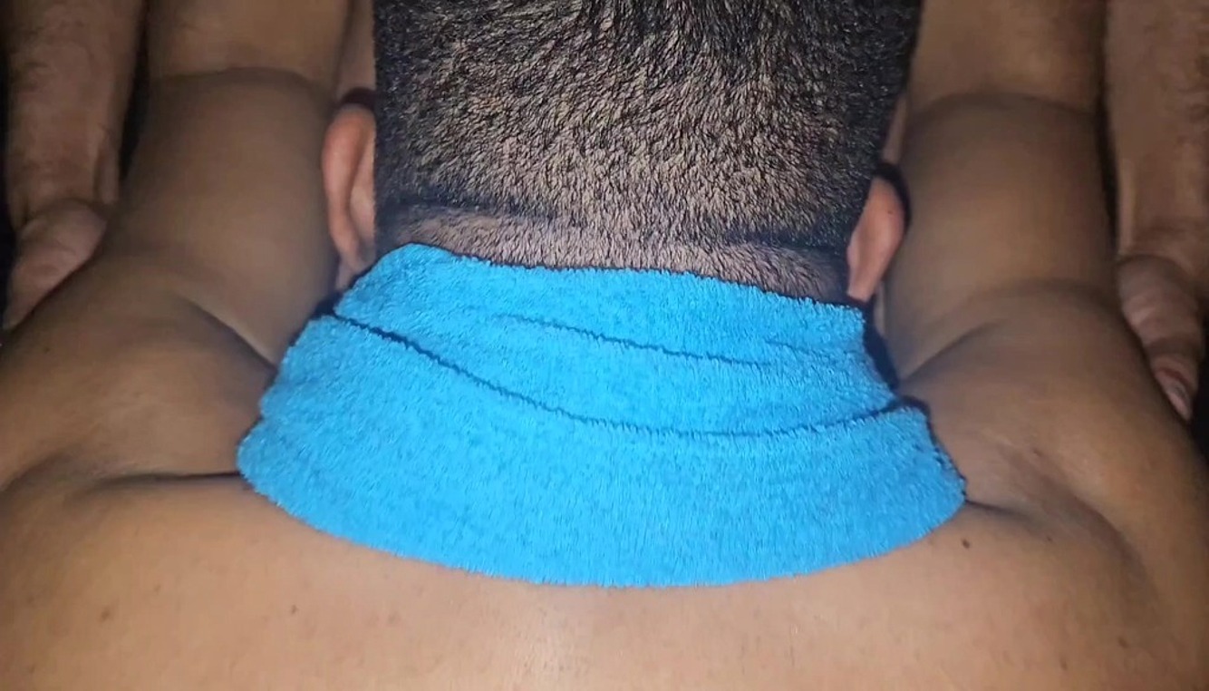 Sexo gay na sauna com esse Miche passivo dando o cu pra dois machos ativos fodedores de cu que topam tudo por dinheiro.Part 01