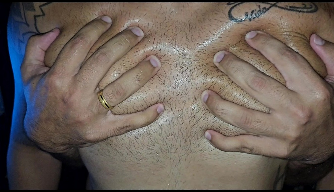 Gay passivo dando o rabo sem capa para dois ativos e com gala no final.